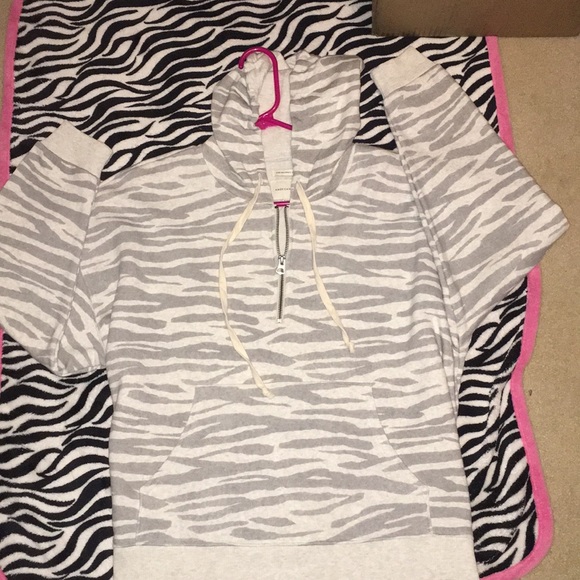 NWOT- beautiful American Eagle oversized sweater - Picture 2 of 5